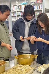 教えてもらいながら初めての餃子作り