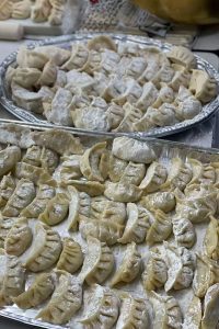 みんなでたくさんの餃子を包みました