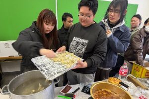 大きな鍋で餃子をゆでます