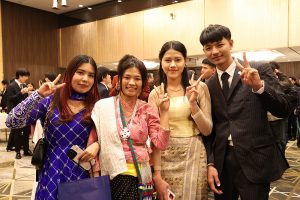 KCGグループ学位授与式・卒業式を終えた日の夕方，修了・卒業祝賀会が開催されました。修了生・卒業生たちは，それぞれに教職員を囲み，飲み物を手に学業生活の思い出や将来の夢を語り合いました（2026年3月19日夕，リーガロイヤルホテル京都春秋の間）