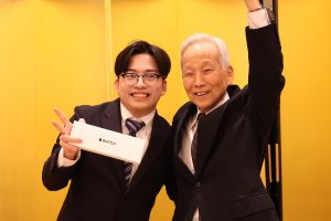 修了・卒業祝賀会では，協賛企業提供の景品抽選会も。当選が発表されるたびに大きな歓声が上がりました（同）