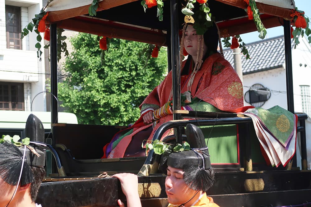 斎王代が通ると特に盛り上がり,さかんに写真を撮っていました