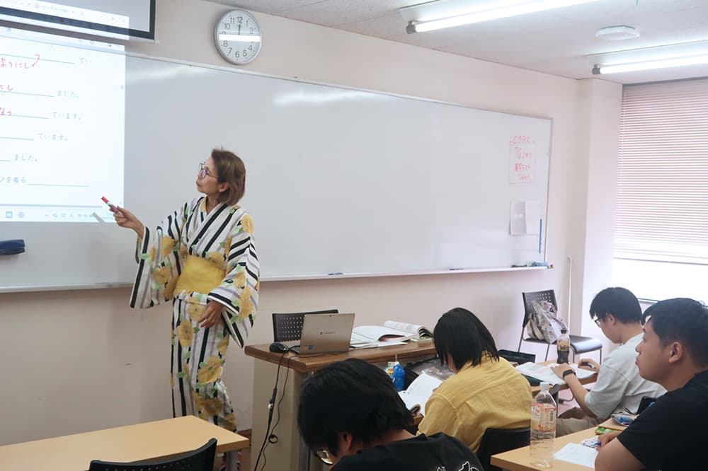 先生たちは浴衣で授業です(2026年7月14日,京都コンピュータ学院鴨川校・京都日本語研修センター)