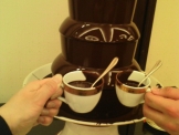 チョコレートフォンデュをカップで乾杯