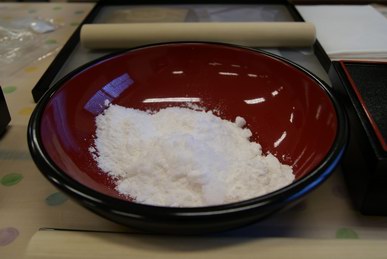 おたべ作り①米粉と砂糖を入れる
