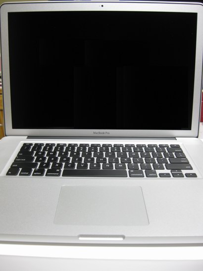 開封直後、取り出されたMacBook Pro15インチ
