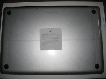 MacBook Pro15インチ開封直後、封のシール