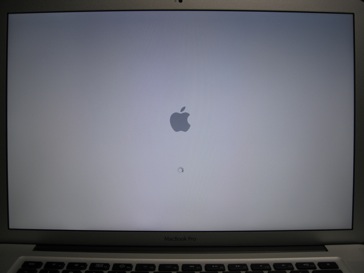 MacBook Pro15インチに初めてスイッチオン！