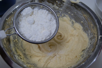 バター砂糖卵はちみつに小麦粉を加える